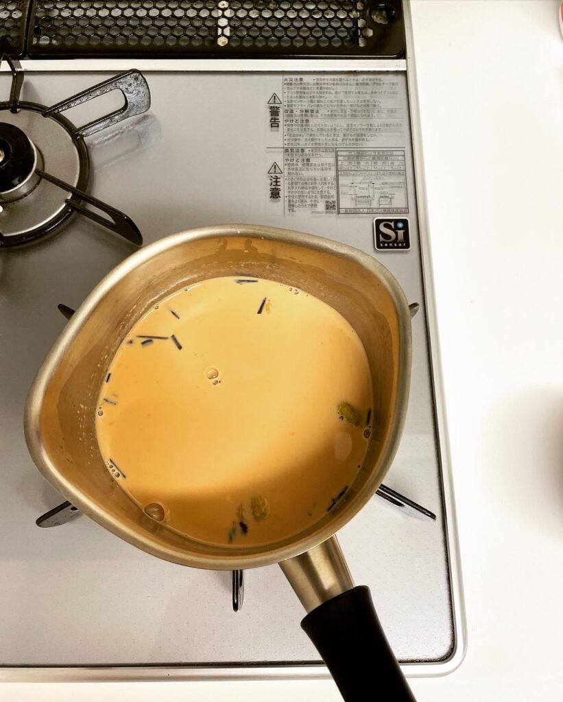 スパイスと茶葉とミルクを煮込んだマサラチャイの写真