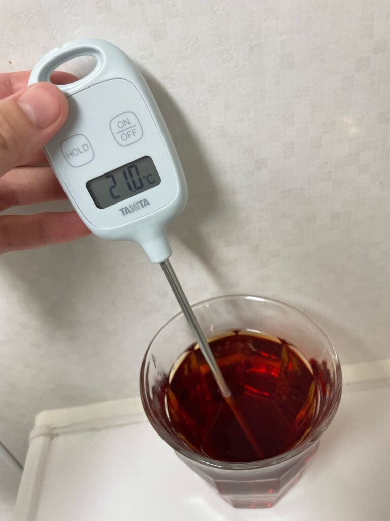 紅茶の温度を測っている写真