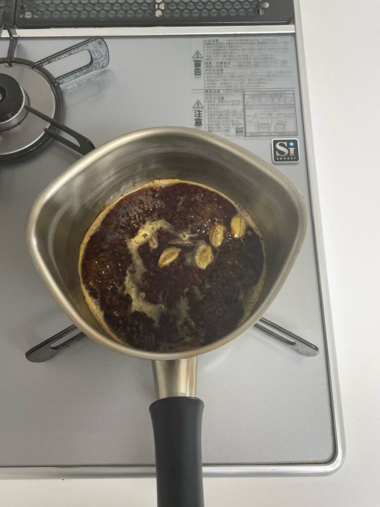 茶葉を煮込んでマサラチャイを作っている写真