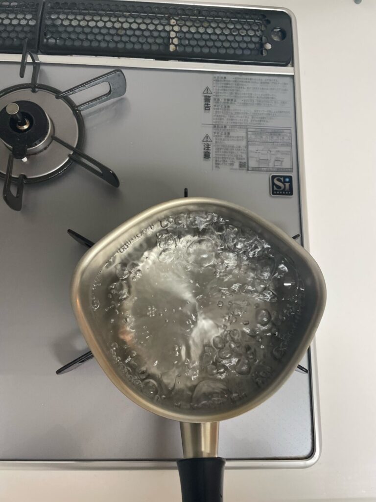 柳宗理のミルクパンでお湯を沸かしている写真