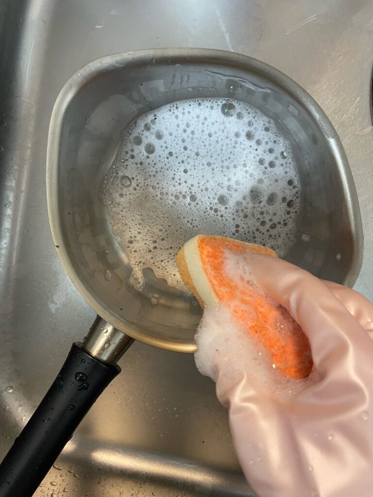 柳宗理のミルクパンを食器用洗剤で洗っている写真