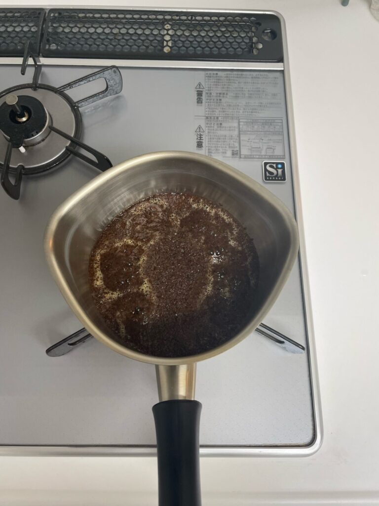 茶葉を煮出してチャイを作っている写真